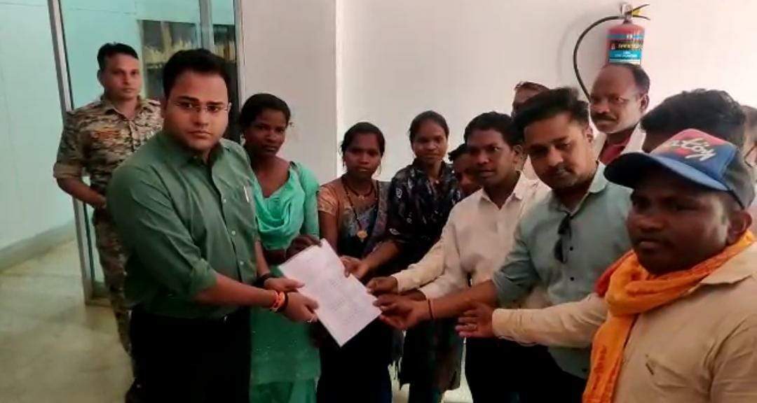 सरपंच संघ ने रावघाट संघर्ष समिति के विरोध में मोर्चा खोला