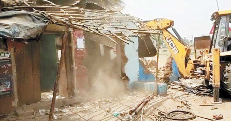 उडिय़ा बस्ती में रेलवे ने हटाए अतिक्रमण, दुकानों एवं घरों को तोड़ा उडिय़ा बस्ती में रेलवे ने हटाए अतिक्रमण, दुकानों एवं घरों को तोड़ा