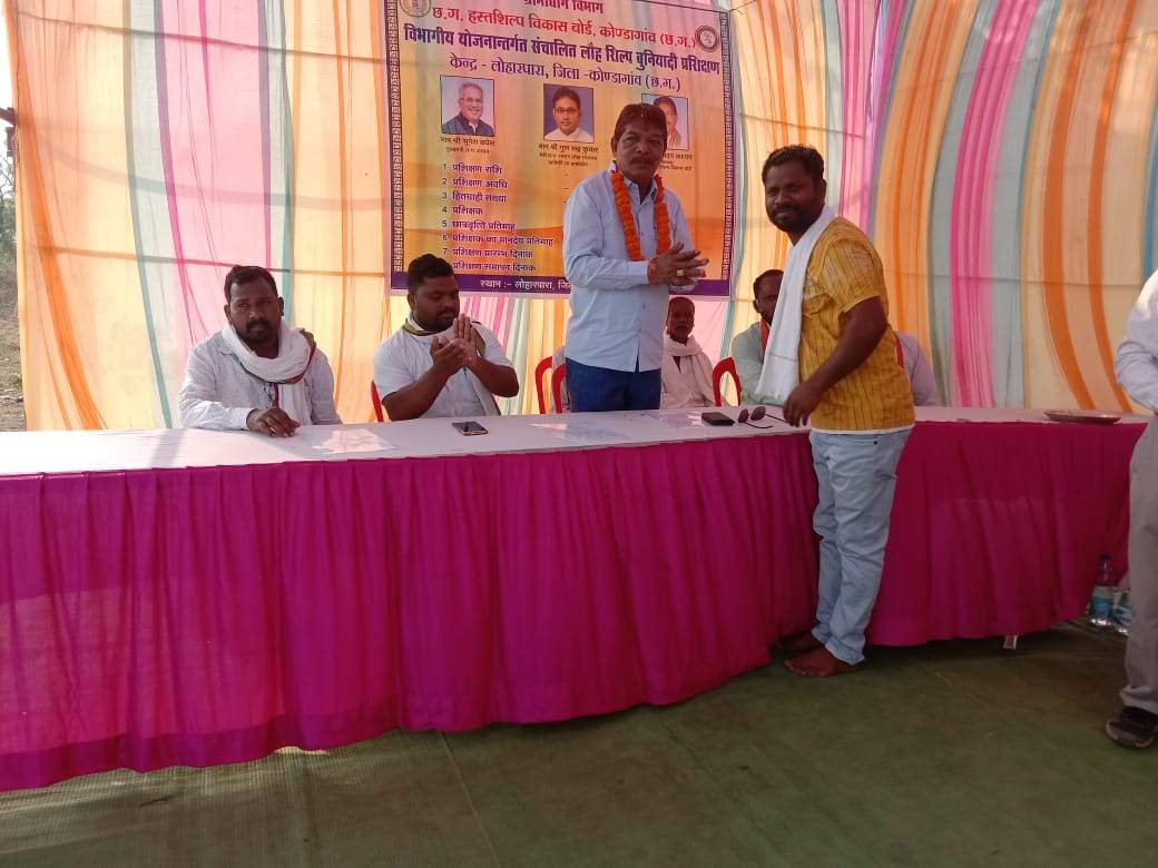 लौह शिल्प से जुड़े 20 युवाओं को दिया जा रहा प्रशिक्षण लौह शिल्प से जुड़े 20 युवाओं को दिया जा रहा प्रशिक्षण