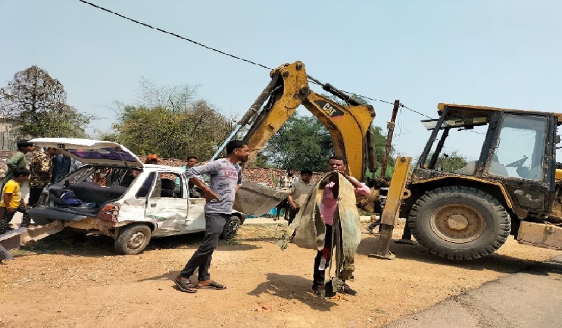 बेकाबू कार राहगीर को रौंदते हुए घर में घुसी, दो की मौत