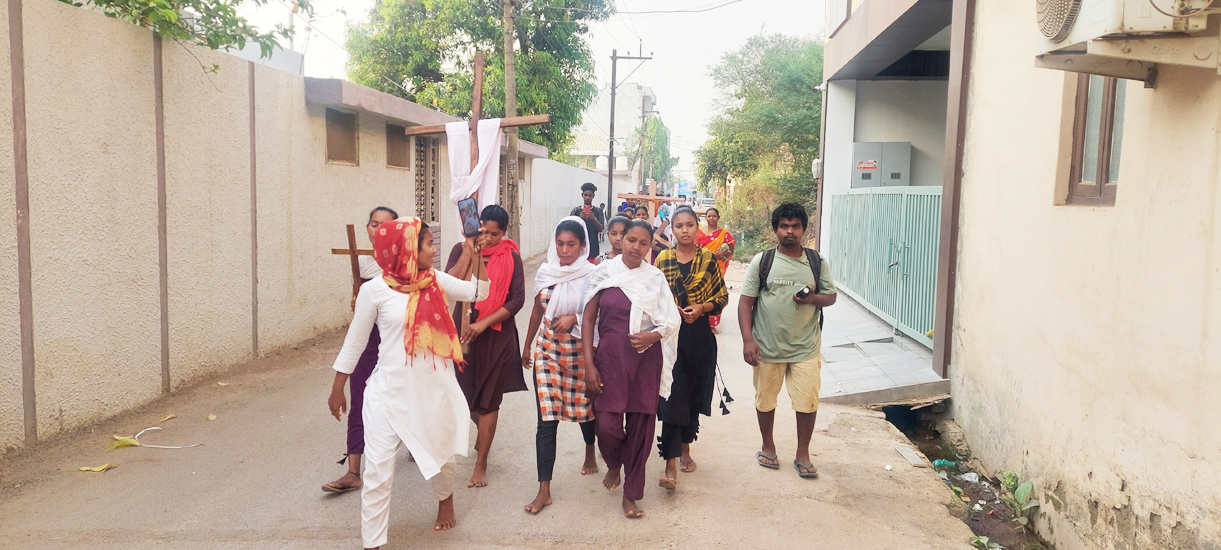 प्रभु यीशु के बलिदान और सिद्धांतों के लिए पदयात्रा में निकले ईसाई धर्मावलंबी