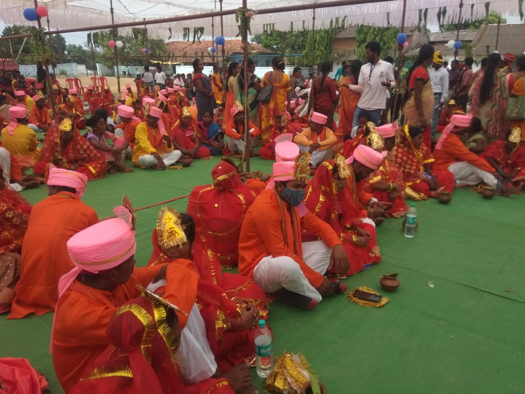 सामूहिक विवाह में एक दूजे के हुए 102 जोड़े