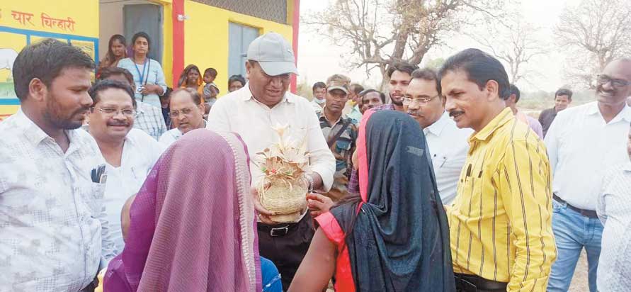 गोठान में कमार महिलाएं बांस की विभिन्न कलाकृतियां बना रहीं