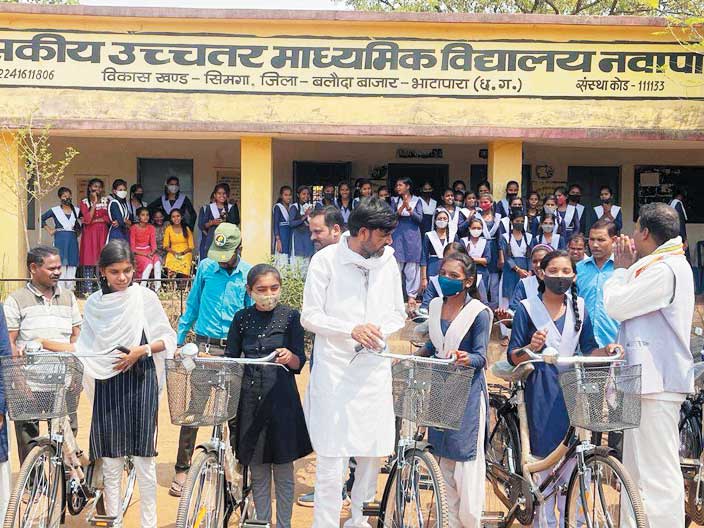 जिला पंचायत अध्यक्ष ने किया साइकिल वितरण जिला पंचायत अध्यक्ष ने किया साइकिल वितरण