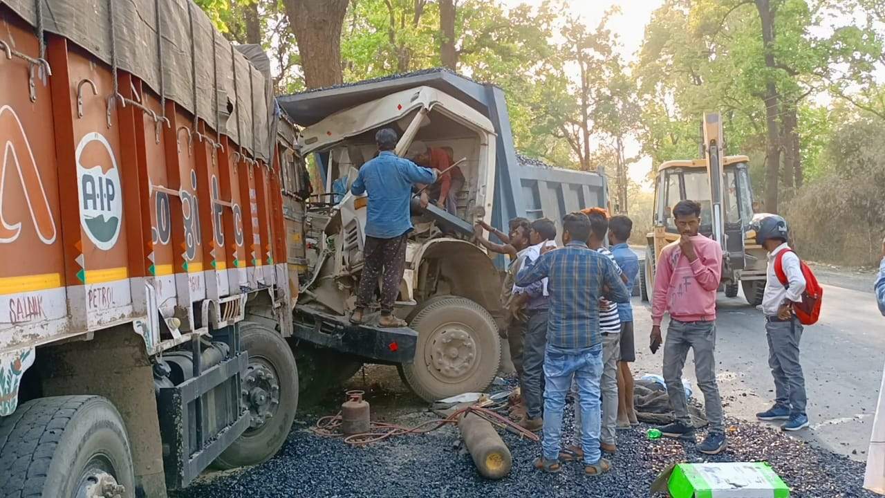 ट्रक-हाइवा भिड़ंत, फंसे ड्राइवर को मुश्किल से निकाला