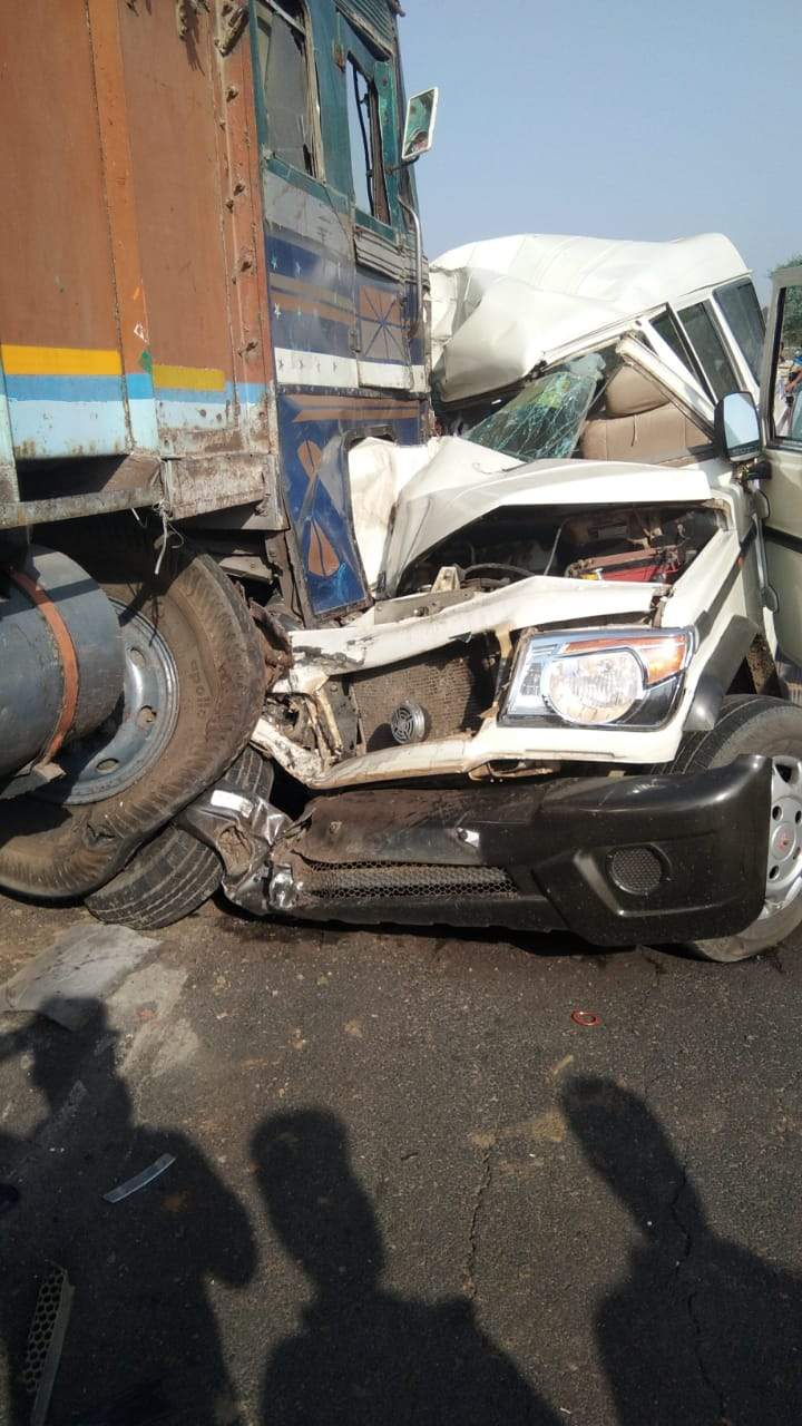 बोलेरो-ट्रक भिड़ंत, चालक की मौत, 9 गंभीर