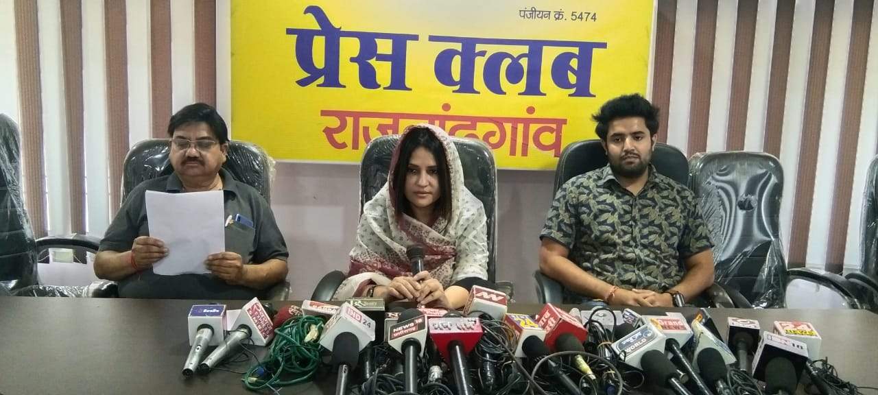 कांग्रेस प्रत्याशी के समर्थन में आई देवव्रत की दूसरी पत्नी