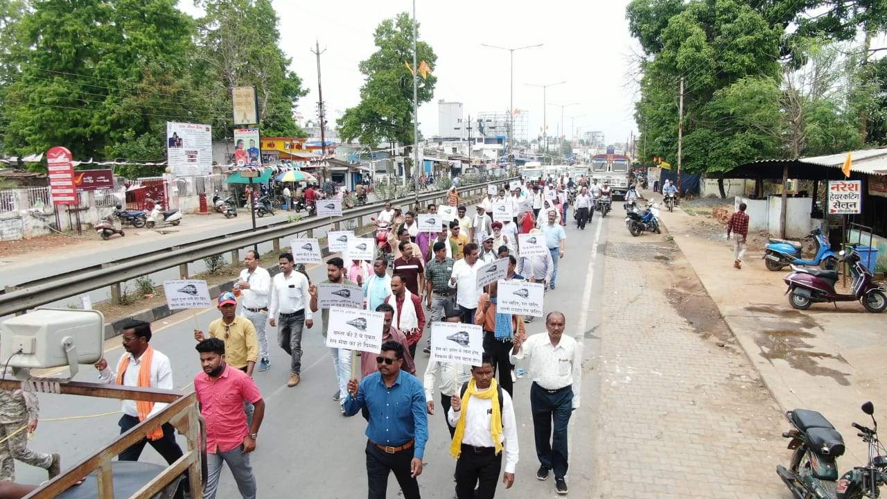 बस्तर रेल आंदोलन पदयात्रा जारी, ग्रामीण स्वस्फूर्त दे रहे समर्थन