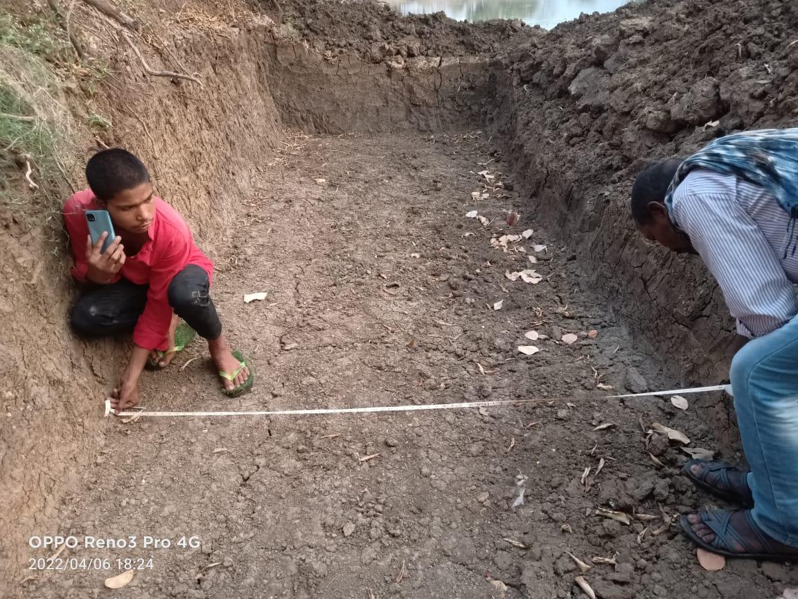 मस्टररोल जारी किए बिना रिटर्निंग-वॉल का हो रहा निर्माण, मनरेगा कर्मचारी-अधिकारी 6 दिन से हड़ताल पर, ग्रामीणों ने की शिकायत