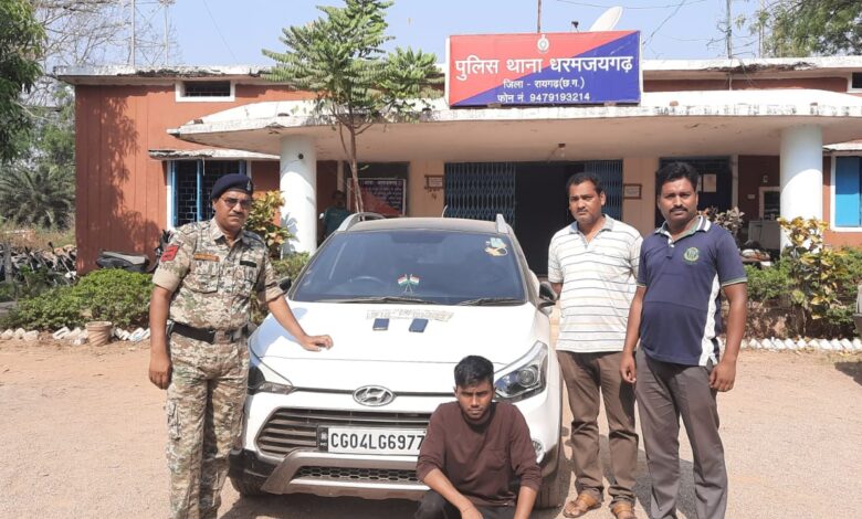 कार में आईपीएल क्रिकेट सट्टा खिलाते एक सपड़ाया, 3 फरार कार में आईपीएल क्रिकेट सट्टा खिलाते एक सपड़ाया, 3 फरार