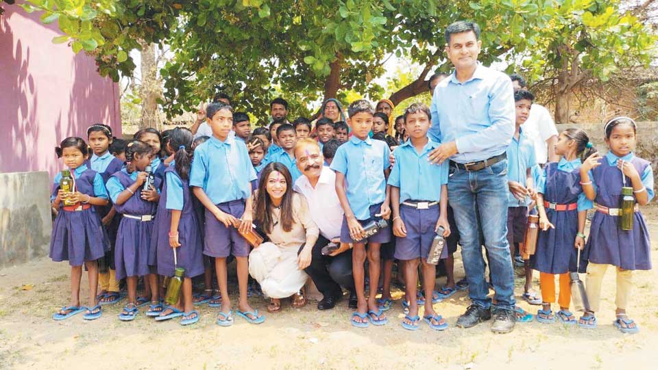 चप्पल पहन कर वनांचल के बच्चों के चेहरे पर खिली खुशियां