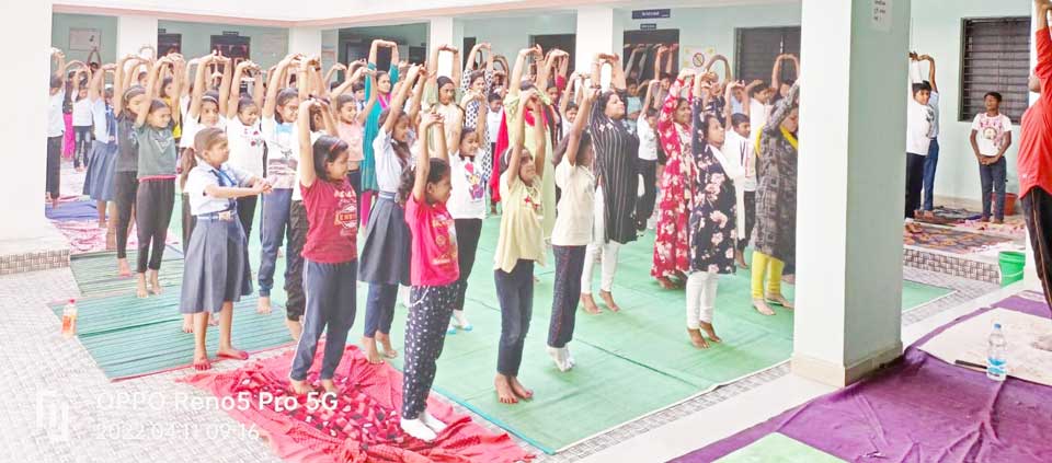   स्वामी आत्मानंद स्कूल में योग शिविर आयोजित