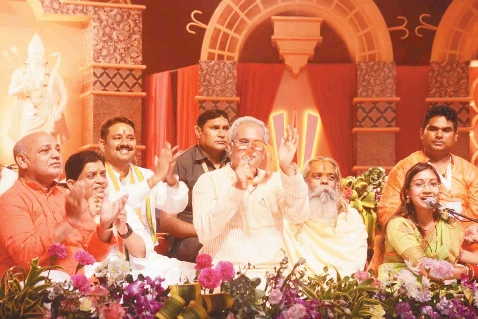     अनूप जलोटा के भजन को सुनकर लोग हुए भाव विभोर