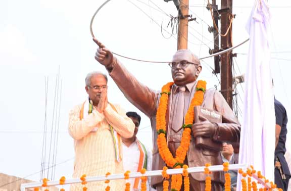 मुख्यमंत्री ने किया डॉ. अंबेडकर की प्रतिमा का अनावरण