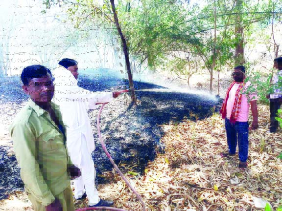 शरारती तत्वों ने राम मंदिर के बगल में लगाई आग, काबू शरारती तत्वों ने राम मंदिर के बगल में लगाई आग, काबू