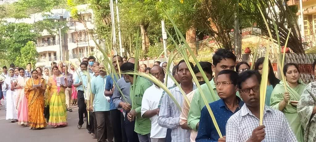 पाम संडे पर निकाला जुलूस, गिरजाघरों में विशेष अराधना