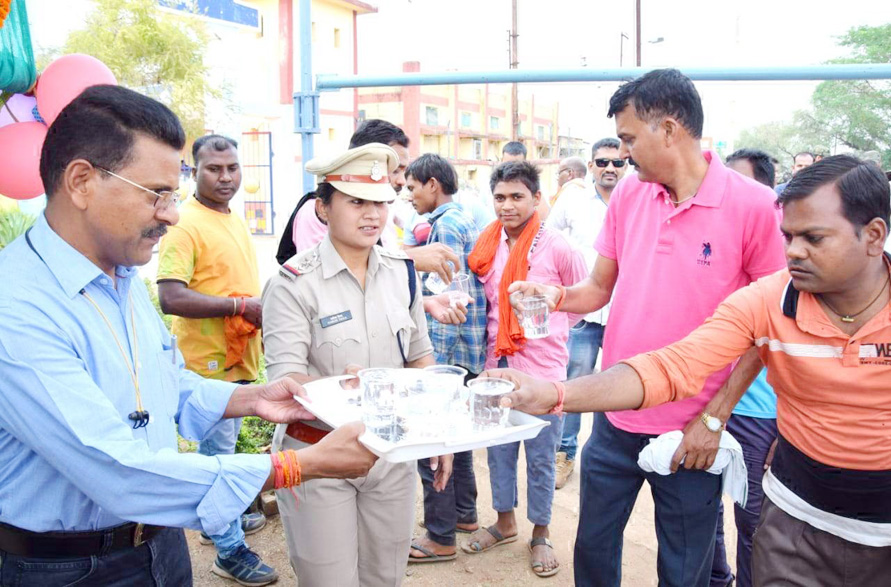 गर्मी से राहत दिलाने कबीरधाम पुलिस ने प्याऊ घर का किया उद्घाटन गर्मी से राहत दिलाने कबीरधाम पुलिस ने प्याऊ घर का किया उद्घाटन