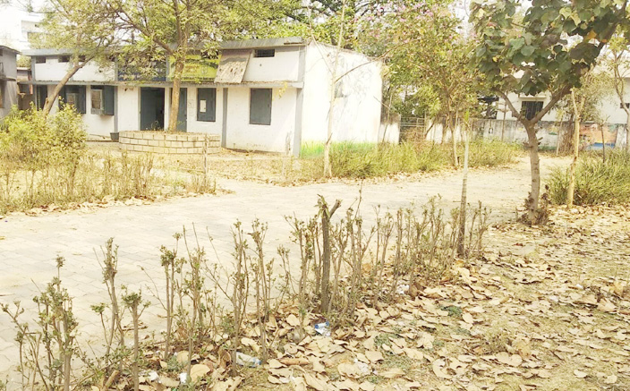 देखरेख के अभाव में जनपद गार्डन हुआ उजाड़