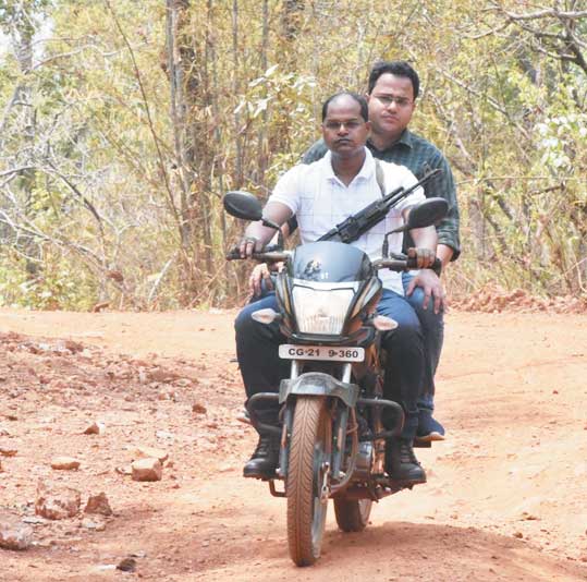 मोटर सायकल से आकाबेड़ा पहुंचे कलेक्टर-एसपी