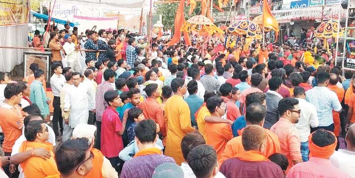  जय श्रीराम के नारों से गूंजा शहर, झांकियों संग निकाली शोभायात्रा