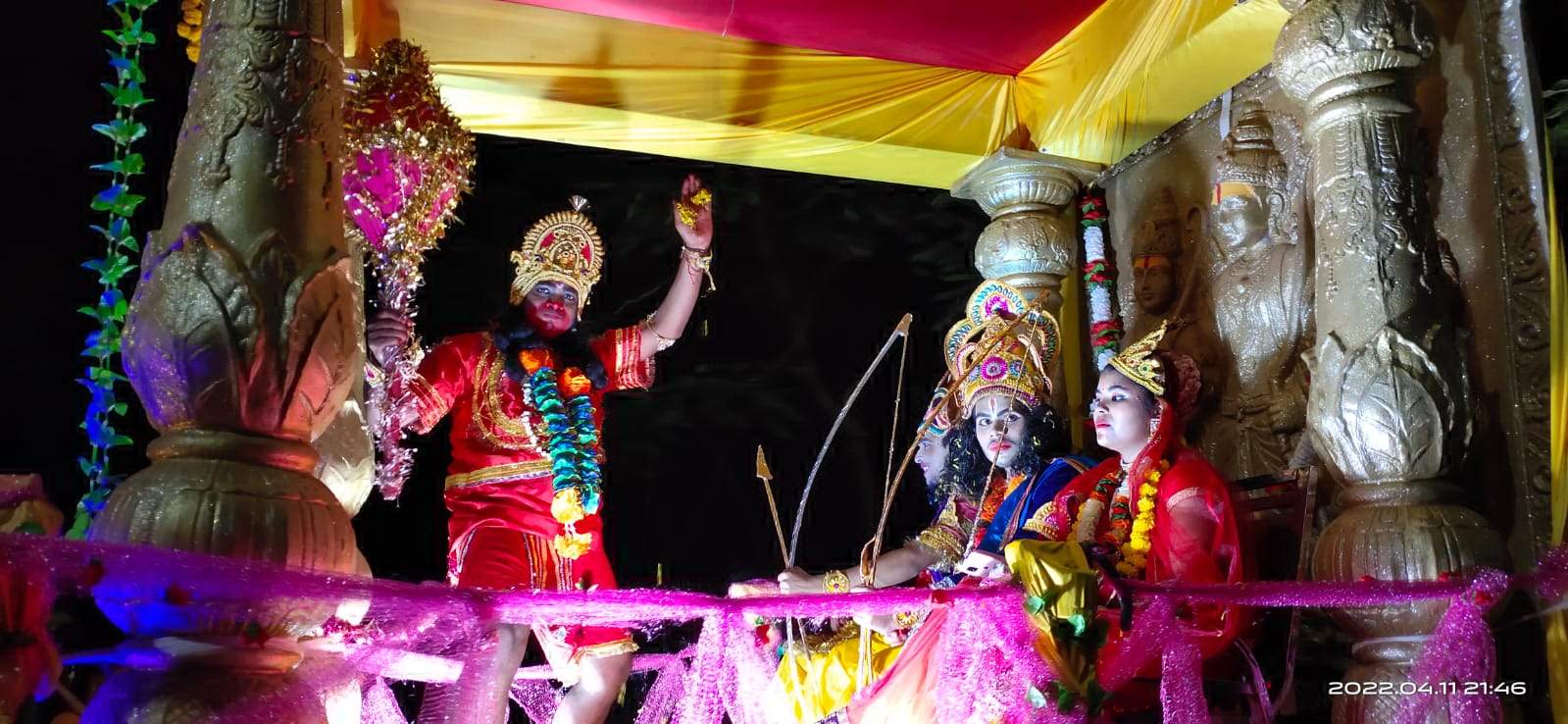 जय श्रीराम के जयकारे के साथ निकाली शोभायात्रा
