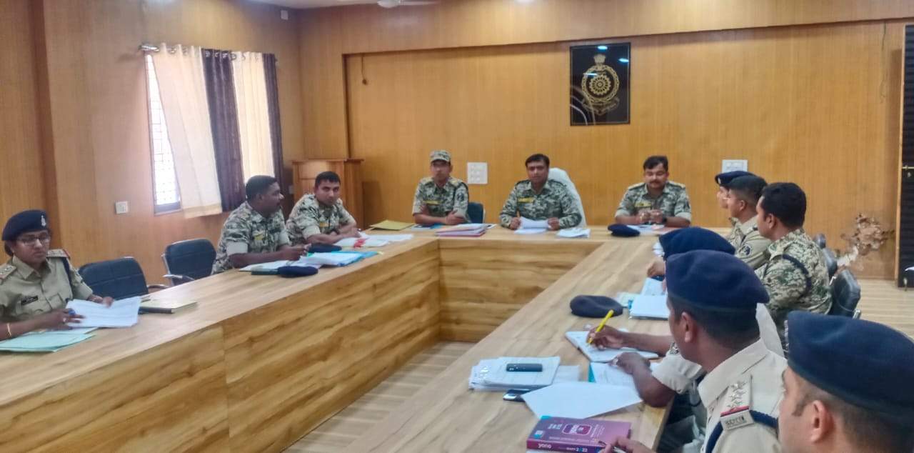 लंबित अपराधों के निकाल व बेहतर पुलिसिंग के लिए एसपी ने ली बैठक