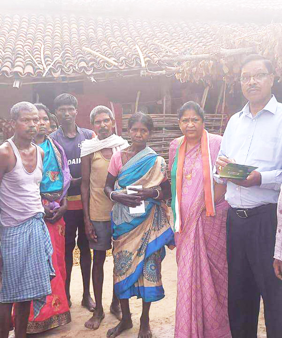 हाथी हमले से पीडि़त परिवारों से मिली विधायक