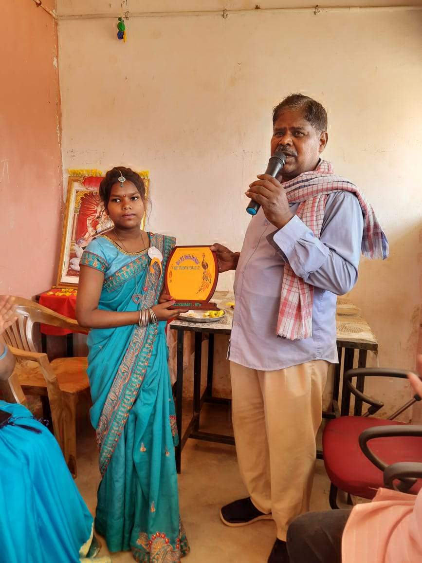 विदाई समारोह, अनुशासित सर्वश्रेष्ठ विद्यार्थी सम्मानित