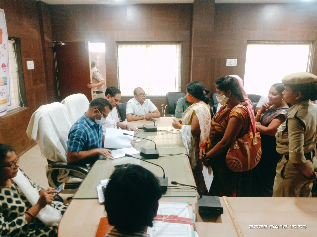 जनचौपाल में कलेक्टर ने सुनी नागरिकों की समस्याएं जनचौपाल में कलेक्टर ने सुनी नागरिकों की समस्याएं