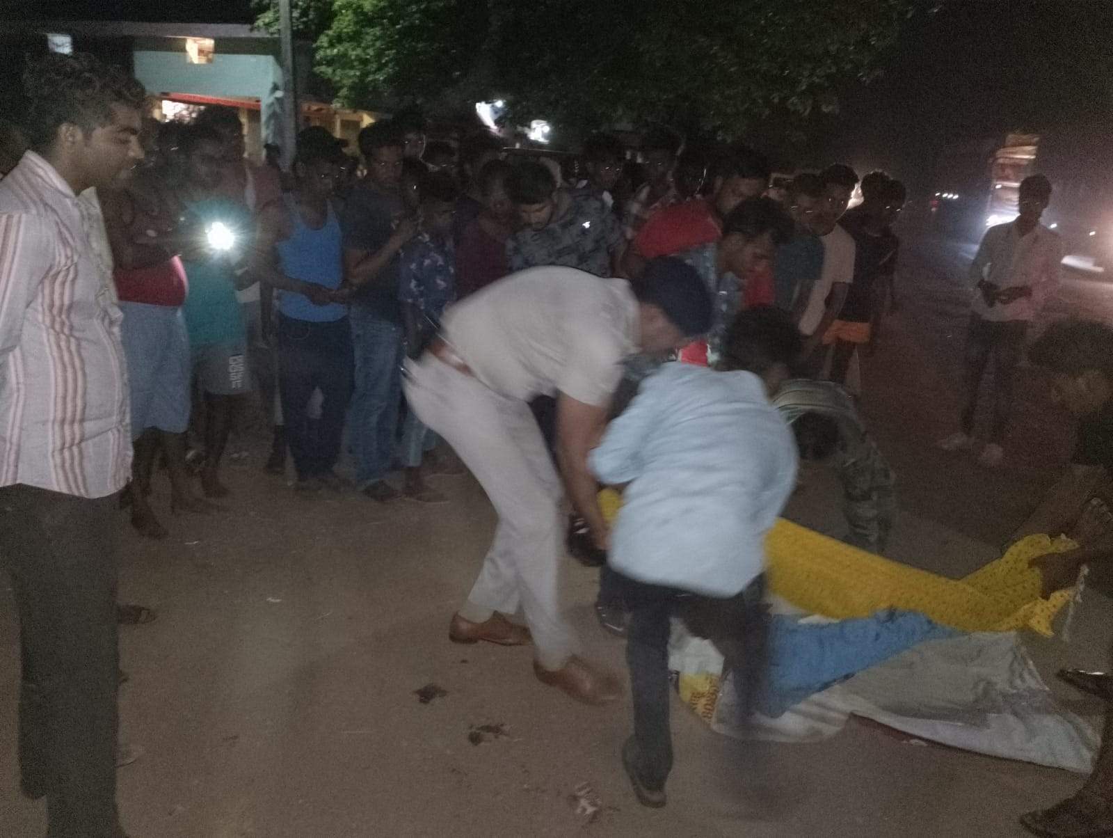 वाहन की ठोकर, बाइक सवार 2 दोस्तों की मौत, 1 घायल