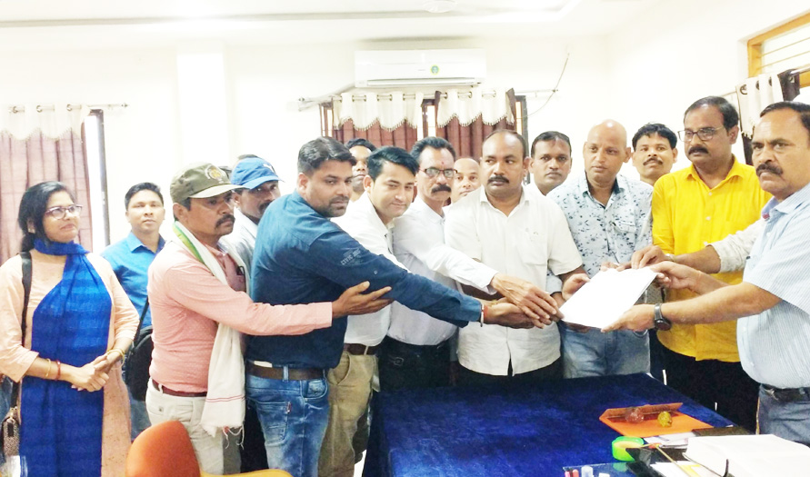 टीचर्स एसोसिएशन ने दो सूत्रीय मांगों को दिया सांकेतिक धरना टीचर्स एसोसिएशन ने दो सूत्रीय मांगों को दिया सांकेतिक धरना