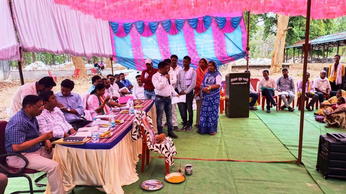 वनग्रामों की बुनियादी समस्याओं के निराकरण के लिए बेलरबाहरा में लगाई जनचौपाल