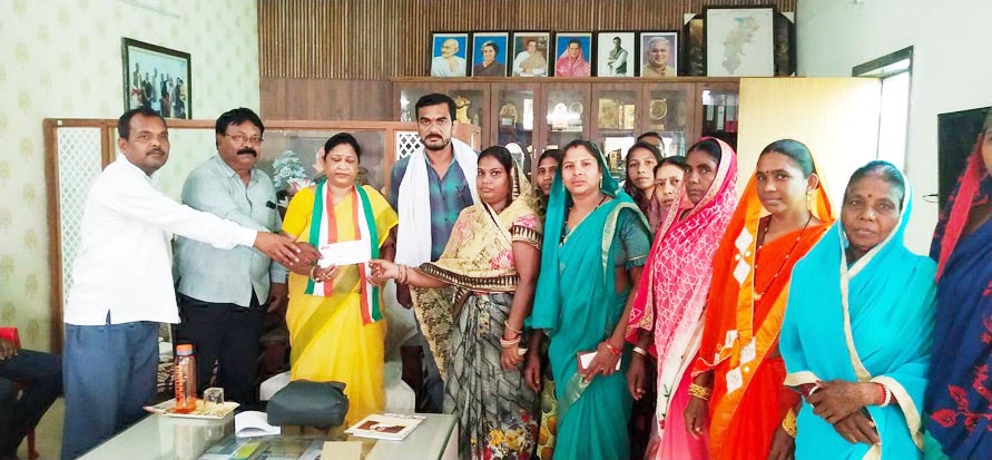 सिहावा विधायक ने जनसंपर्क राशि का चेक वितरण किया