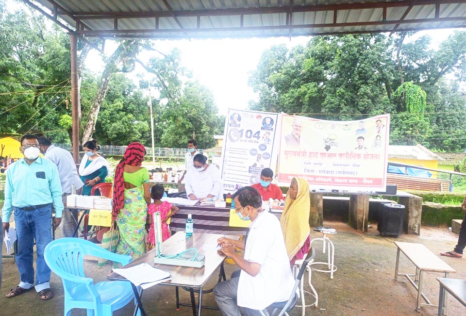 हाट बाजारों में अब तक  90 हजार ग्रामीणों का उपचार