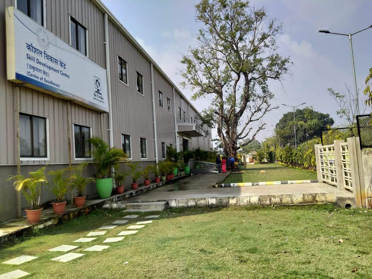 पड़ोसी राज्यों के युवाओं को भी आत्मनिर्भर बना रहा आरआरवीयूएनएल और अदाणी कौशल विकास केंद्र