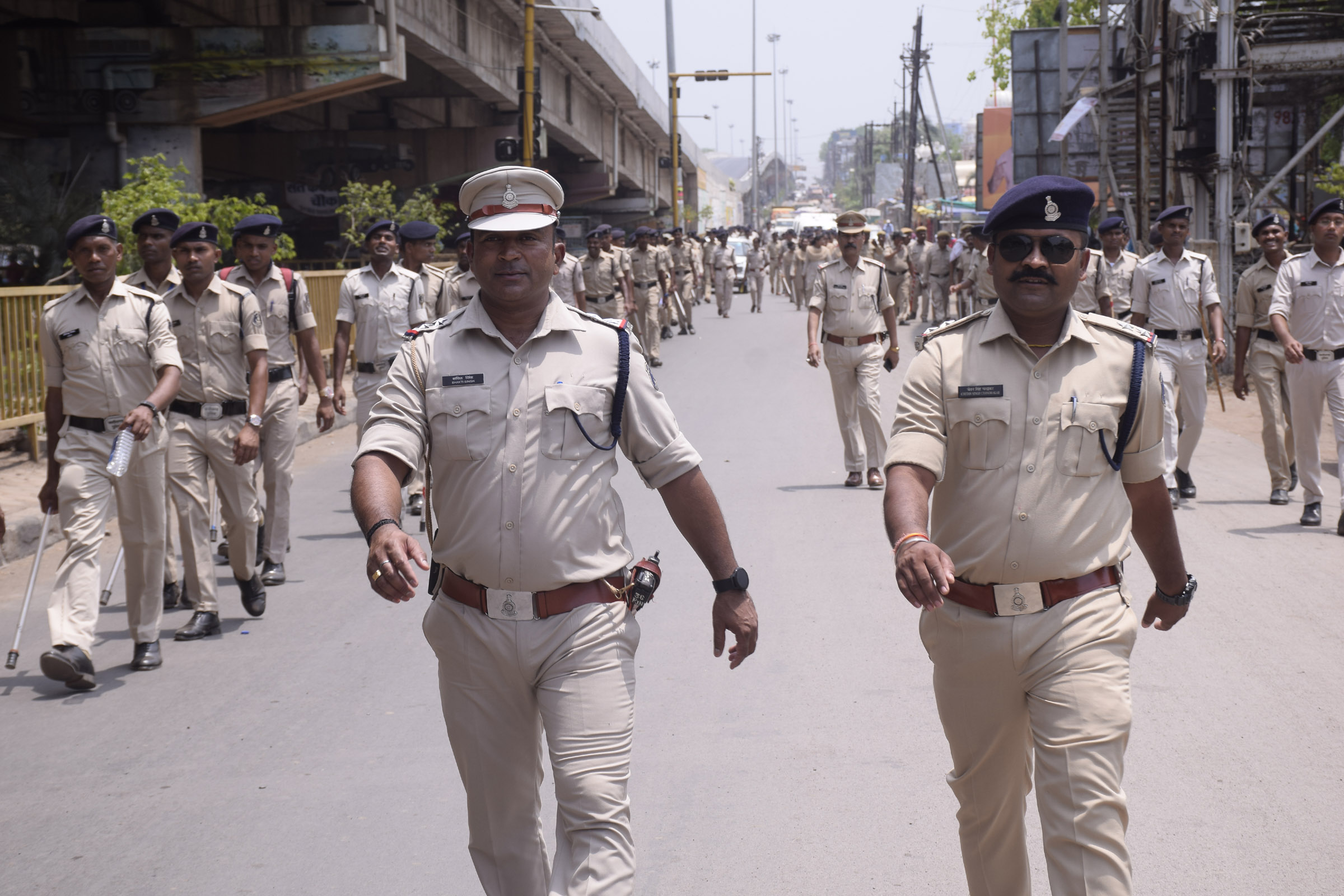 चुनावी गणना में सुरक्षा बंदोबस्त दिखाने पुलिस का फ्लैग मार्च