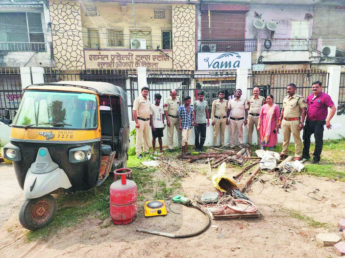 शहर में चोरी कर कबाड़ी को थमा देते थे सामान, दो नाबालिग सहित 5 गिरफ्तार शहर में चोरी कर कबाड़ी को थमा देते थे सामान, दो नाबालिग सहित 5 गिरफ्तार