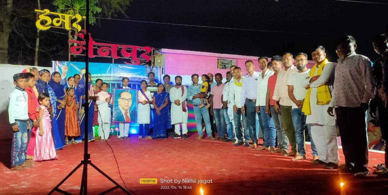 अंबेडकर जयंती पर केक काटकर लोगों ने दिया एकता का परिचय अंबेडकर जयंती पर केक काटकर लोगों ने दिया एकता का परिचय