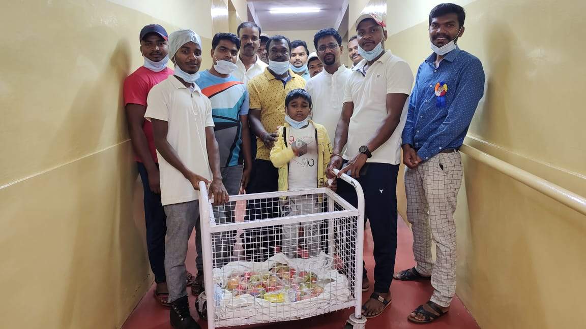 मरीजों को फल वितरण कर समिति ने मनाया बाबा साहब का जन्मदिन