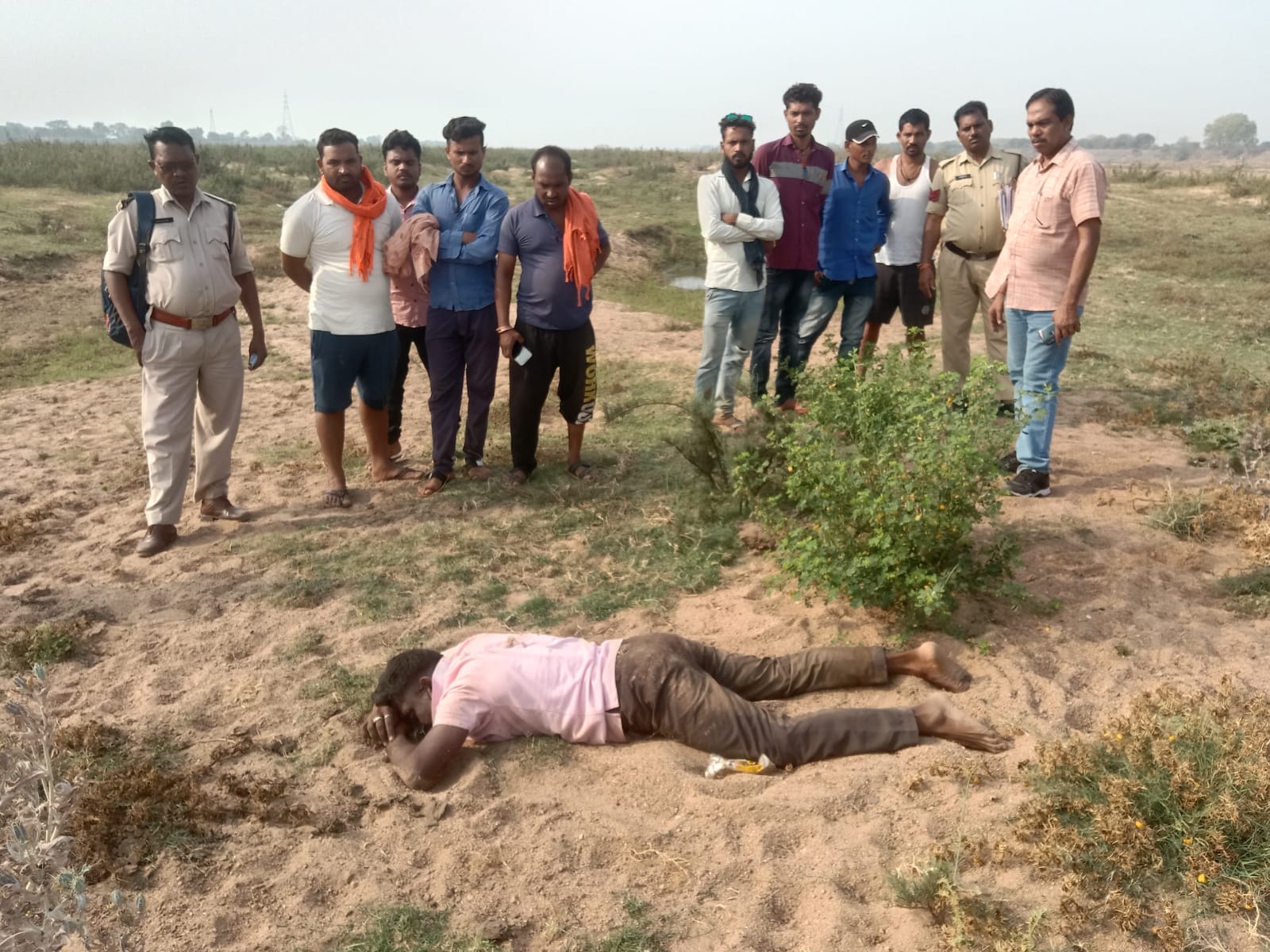 युवक की लाश मिली, पहचान नहीं युवक की लाश मिली, पहचान नहीं
