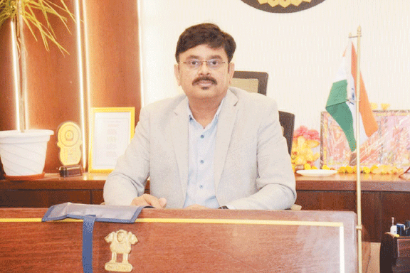     स्वामी आत्मानंद स्कूलों की प्रत्येक कक्षा में 50 विद्यार्थियों को प्रवेश दें -कलेक्टर