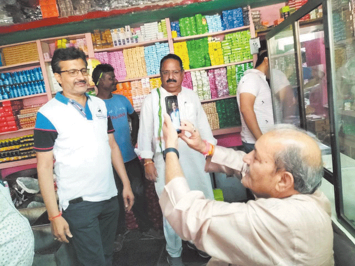 विधायक धनेन्द्र ने लोगों को डिजिटल सदस्यता अभियान से जोड़ा विधायक धनेन्द्र ने लोगों को डिजिटल सदस्यता अभियान से जोड़ा