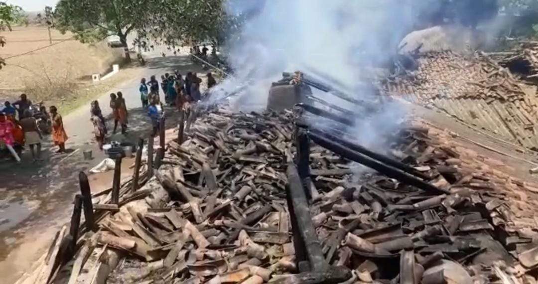 ग्रामीण के घर में लगी आग, लाखों का सामान खाक