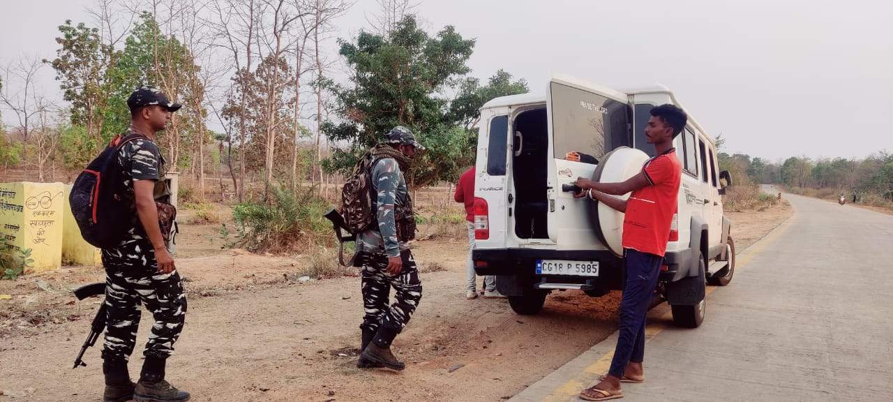 नक्सलियों के शहरी नेटवर्क और सप्लाई रोकने सीआरपीएफ एनएच-30 पर चला रही पोस्ट नाका चेकिंग अभियान