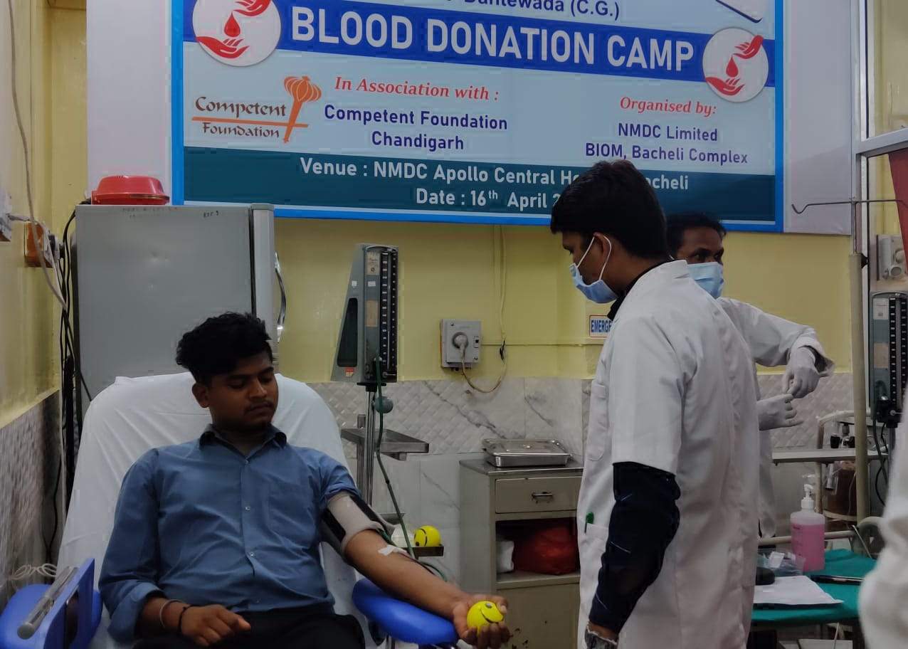 एनएमडीसी अपोलो में महारक्तदान शिविर