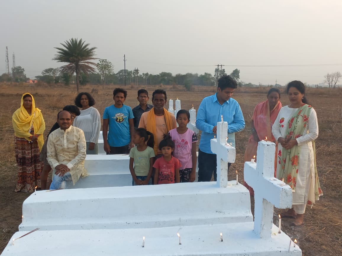 ईस्टर पर गिरजाघरों में सभाएं, कब्रो में बुजुर्गों को याद करने प्रार्थनाएं