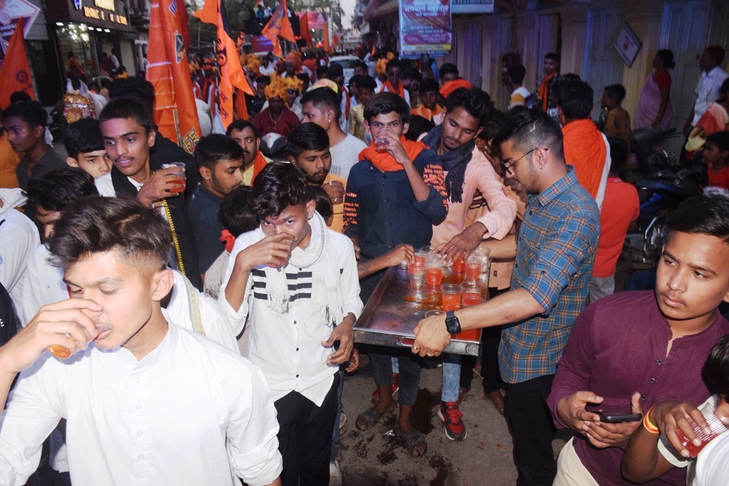 जैन और मुस्लिम समाज ने पिलाया शरबत
