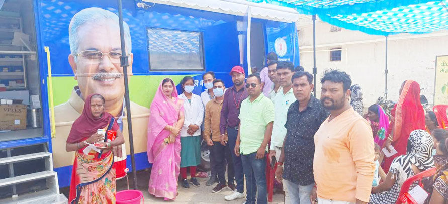 मोबाइल मेडिकल यूनिट से लाभान्वित मरीज मोबाइल मेडिकल यूनिट से लाभान्वित मरीज