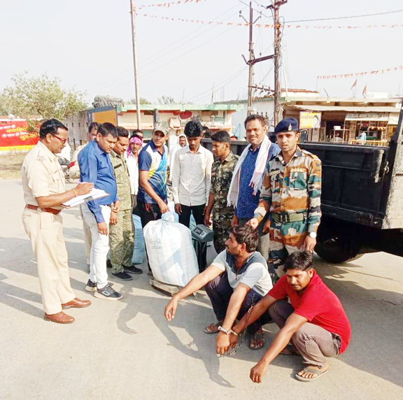 20 लाख के गांजा संग 2 बंदी 20 लाख के गांजा संग 2 बंदी