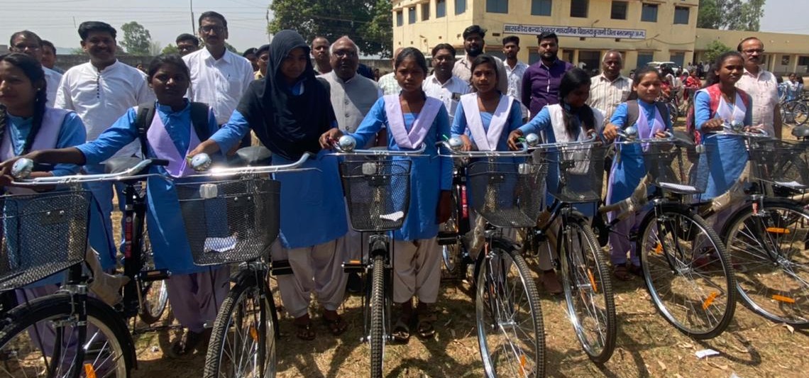 चिंतामणि महाराज की मौजूदगी में छात्राओं को साइकिल वितरित